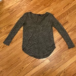 Gap | V-Neck Long Sleeve Rounded Hem T-Shirt Gray | Size S